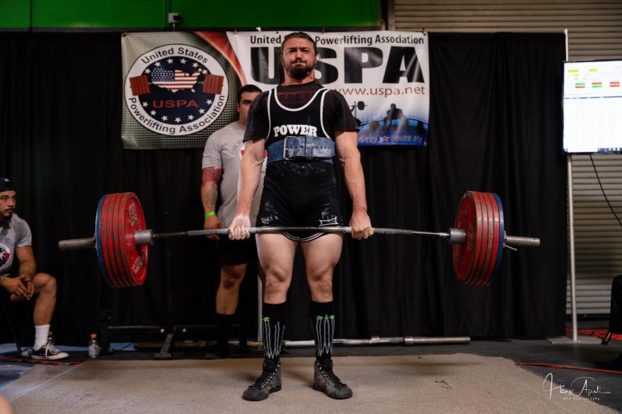 Bradley+Buster+Baird+lifting+weights.+Photo+courtesy+of+Hansel+Villanueva+Apuli