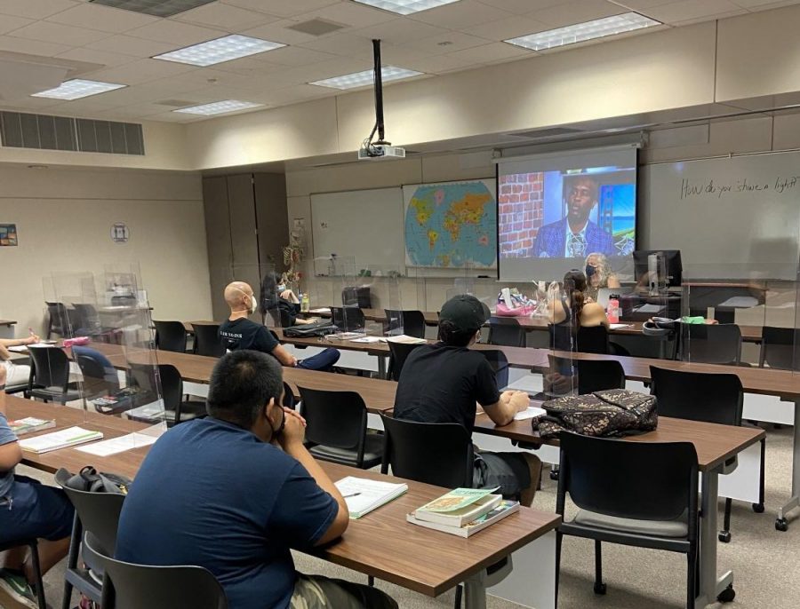 Photo courtesy of The Chaparral/Andrew Yzaguirre. Adjunct instructor Lisa Capozzi teaching Introduction to Mass Media in SOC 10 on September 15, 2021.